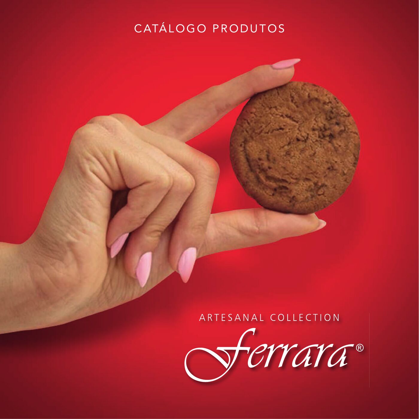 Mão segurando um biscoito Ferrara sobre fundo vermelho